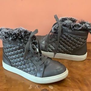 Steve Madden Girls  Size 5 Faux Fur  Trim High Top Sneakers Quilted Ankle Boots